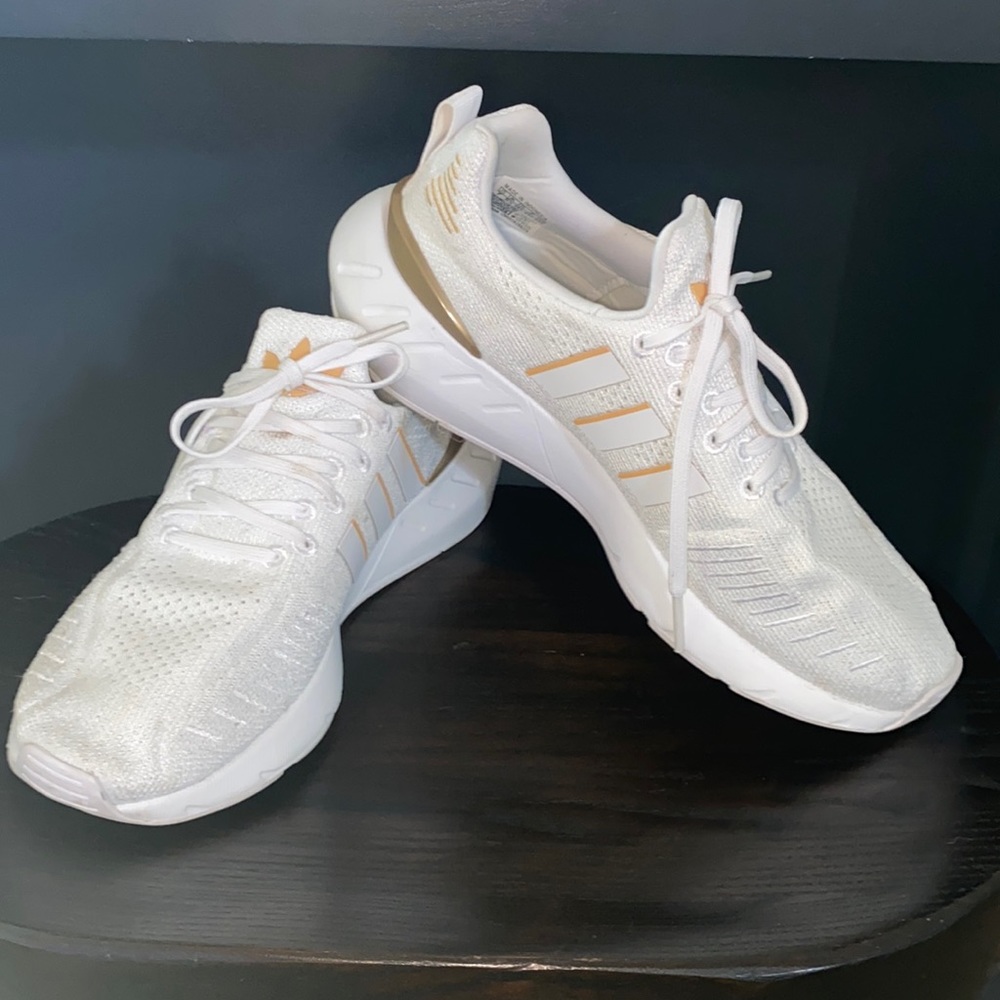 adidas Originals Women's Swift Run 22 Sneaker, EUC